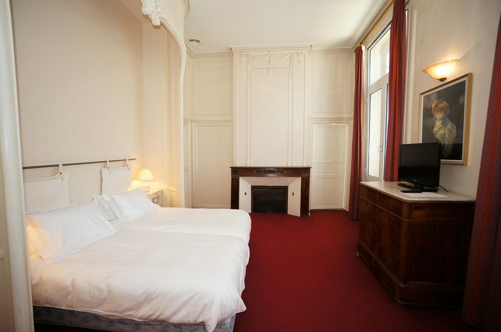 Hotel Les Trois Lys Condom Habitación foto